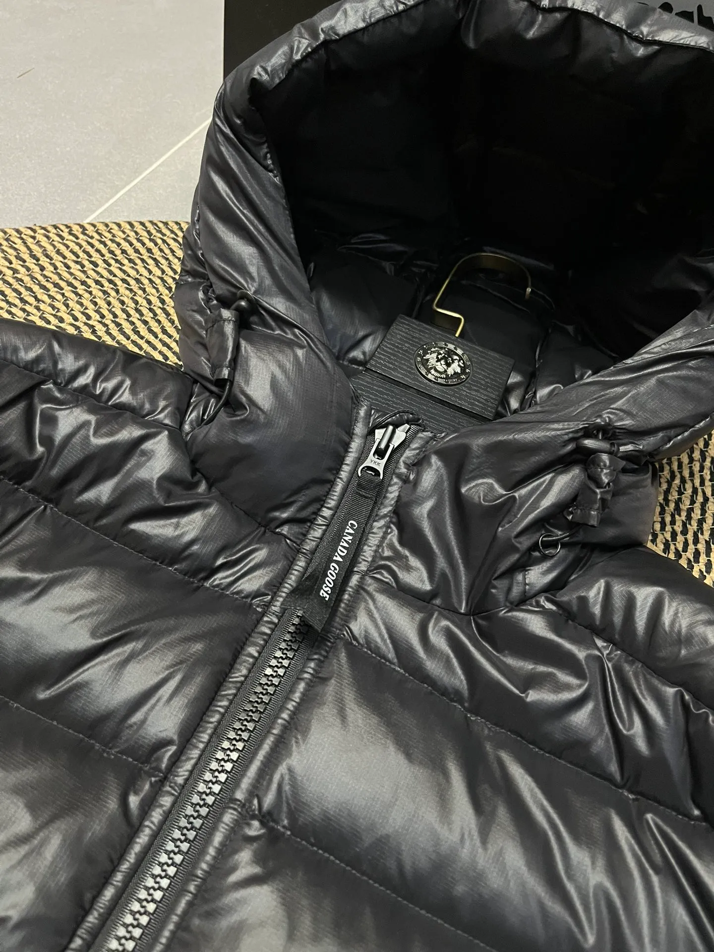 P940 Top 🔥purchase version 𝘾𝘼𝙉𝘼𝘿𝘼 𝙂𝙊𝙊𝙎𝙀/Canada Goose 2227 thin and light style. It’s super lightweight and doesn’t feel any weight on your upper body at all! Show more temperament‼  Canada Goose, a Canadian brand, has always been recognized as the warmest down jacket. Various Instagram celebrities, Internet celebrities, and celebrities often wear it for street photos. I make Canada Goose every year, but I still can’t get rid of my love for the goose. No matter how cold the winter is, there is no need to be afraid. Canada Goose is the legendary warmest down jacket and is known as a must-have for Arctic outdoor sports! The most popular down jacket in the world, celebrities are rushing to buy it, it is a must-have! Size: S-2XL Color: silver gray (red label) silver gray (black label), black (red label), black (black label), dark blue